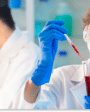 Cientistas analisam amostra de sangue