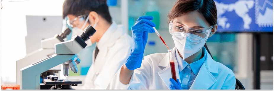 Cientistas analisam amostra de sangue