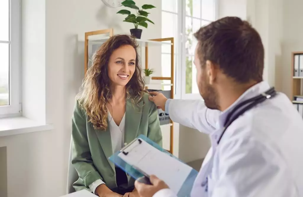 médico e mulher em consulta