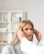 médico examinando cabeça da paciente